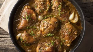 Фото рецепта: Курица в красном вине с глубоким французским вкусом