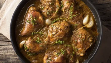 Фото рецепта Курица в красном вине с глубоким французским вкусом