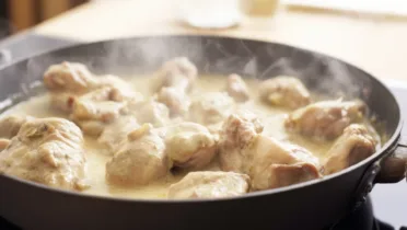 Фото рецепта Курица в сливочно-чесночном соусе: Нежное мясо с ароматным соусом