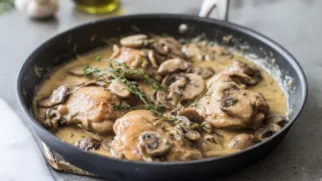 Фото рецепта: Сливочные куриные бедра с грибами и нежным ароматом тимьяна