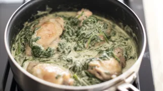 Фото рецепта: Куриные бедра со шпинатом в сливках