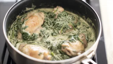 Фото рецепта Куриные бедра со шпинатом в сливках