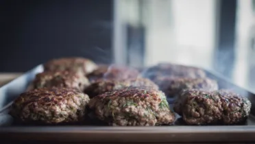 Фото рецепта Куриные котлеты с укропом для сочного семейного ужина