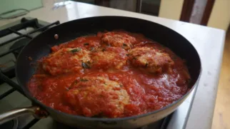 Фото рецепта: Куриные котлеты в томатной пассате