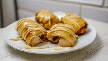 Фото рецепта Куриные рулетики с соусом меланж – как приготовить с золотистой корочкой