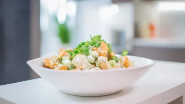 Фото рецепта Куриный салат с кремовым сыром – рецепт с калорийностью