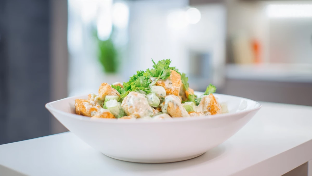 Фото блюда: Куриный салат с кремовым сыром – рецепт с калорийностью