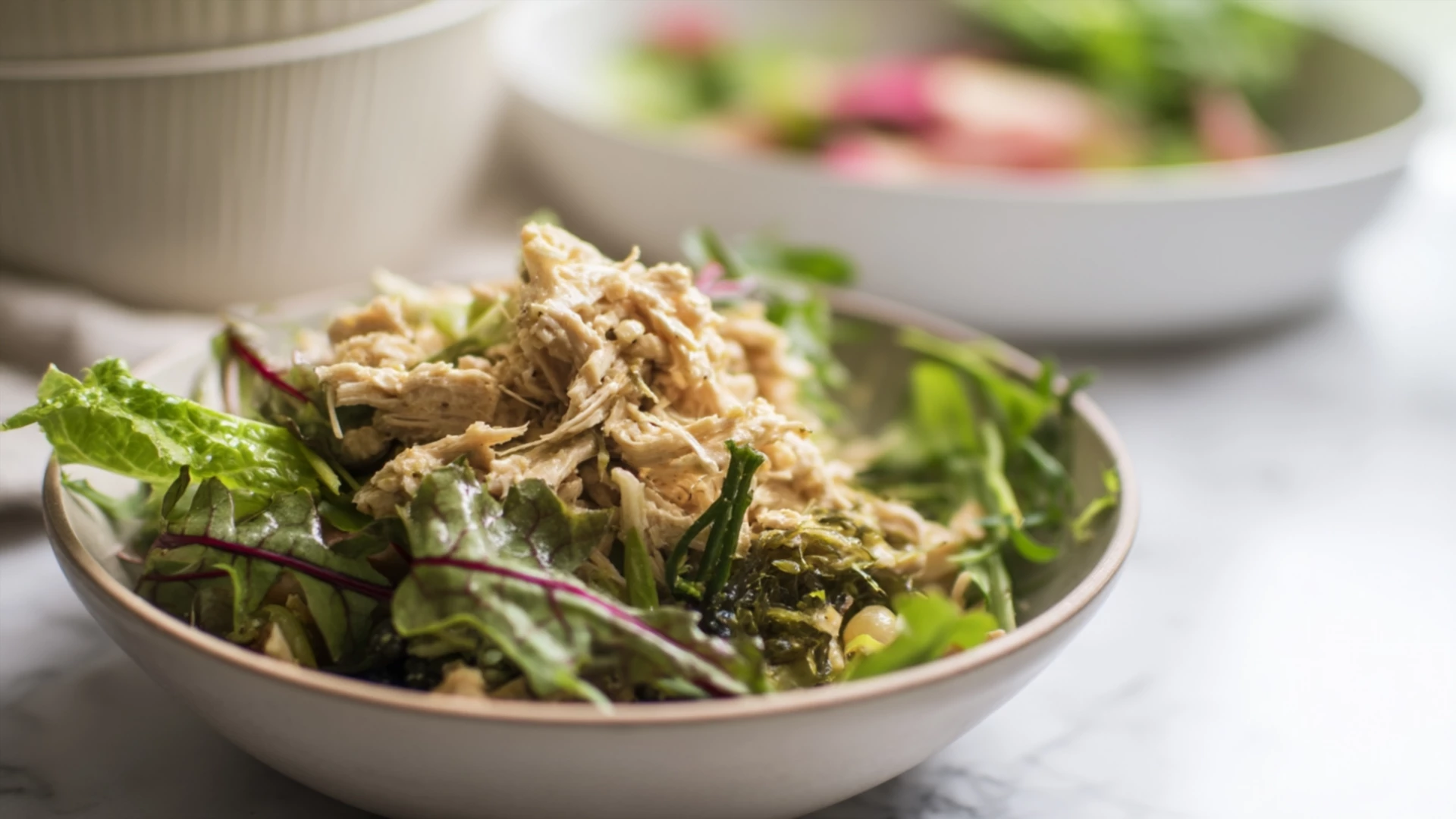 Фото блюда: Сочный куриный салат с яркой ноткой яблочного уксуса