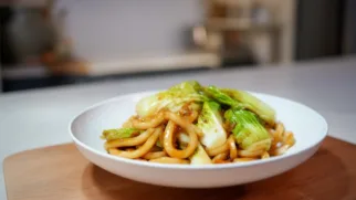 Фото рецепта: Ароматная лапша удон с пекинской капустой на сковороде вок