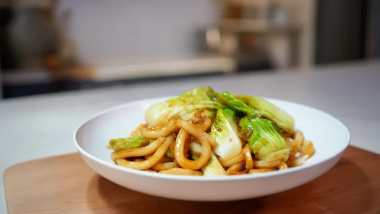 Фото блюда: Ароматная лапша удон с пекинской капустой на сковороде вок