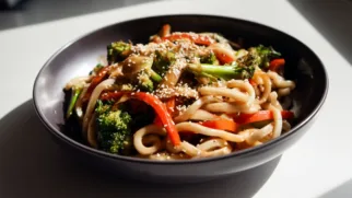 Фото рецепта: Ароматная лапша удон с овощами и кунжутом