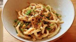 Фото рецепта: Лапша удон с нежным тахини соусом и кунжутным ароматом