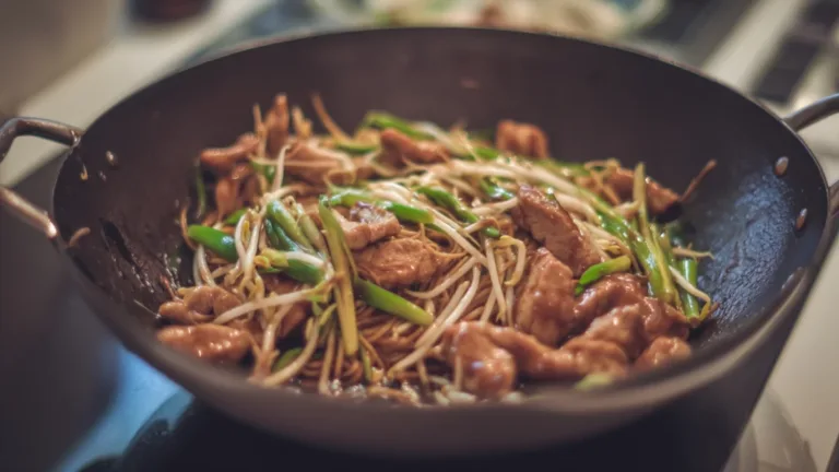 Фото блюда: Лапша вок с фасолевыми ростками и свининой