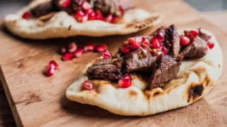 Фото рецепта: Сочная лепешка с бараниной и гранатом для яркого ужина