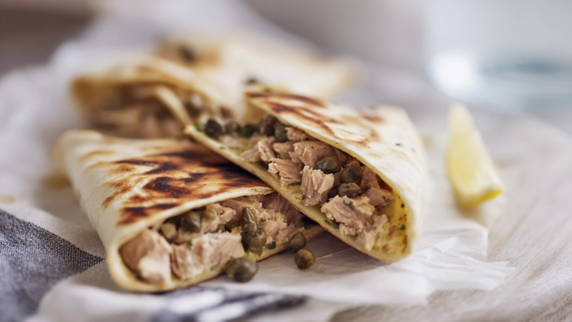 Фото блюда: Лепёшка с тунцом и каперсами для быстрого сытного перекуса