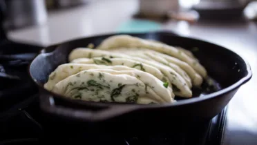 Фото рецепта Ароматные лепёшки на простокваше с зеленью для сытного стола
