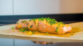 Фото рецепта: Лосось в ананасовом маринаде с сочной глазурью и травами