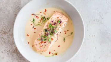 Фото рецепта Лосось в нежных кокосовых сливках с ароматом лайма