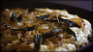 Фото рецепта: Луковый суп с шалфеем – рецепт с потрясающей корочкой из сыра