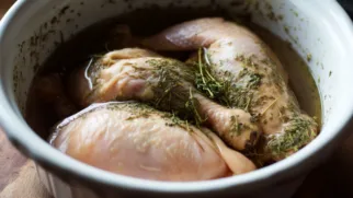 Фото рецепта: Нежный маринад на сыворотке для сочной курицы