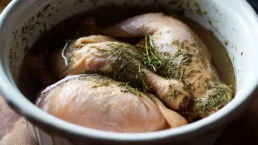 Фото рецепта Нежный маринад на сыворотке для сочной курицы