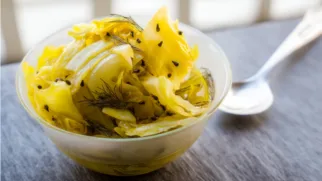 Фото рецепта: Маринованная капуста с ярким ароматом семян укропа