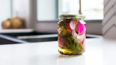 Фото рецепта Маринованный лук с семенами укропа для ярких блюд