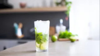 Фото рецепта: Лаймовый мохито с мятой освежающий коктейль с ярким вкусом