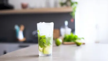 Фото рецепта Лаймовый мохито с мятой освежающий коктейль с ярким вкусом