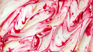 Фото рецепта: Нежное мороженое с черешневой пастой и яркими сливочными разводами