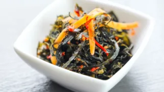 Фото рецепта: Пикантная морская капуста с морковью по корейски с ярким вкусом и хрустом