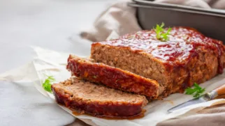 Фото рецепта: Сочный мясной рулет в сусле с румяной корочкой