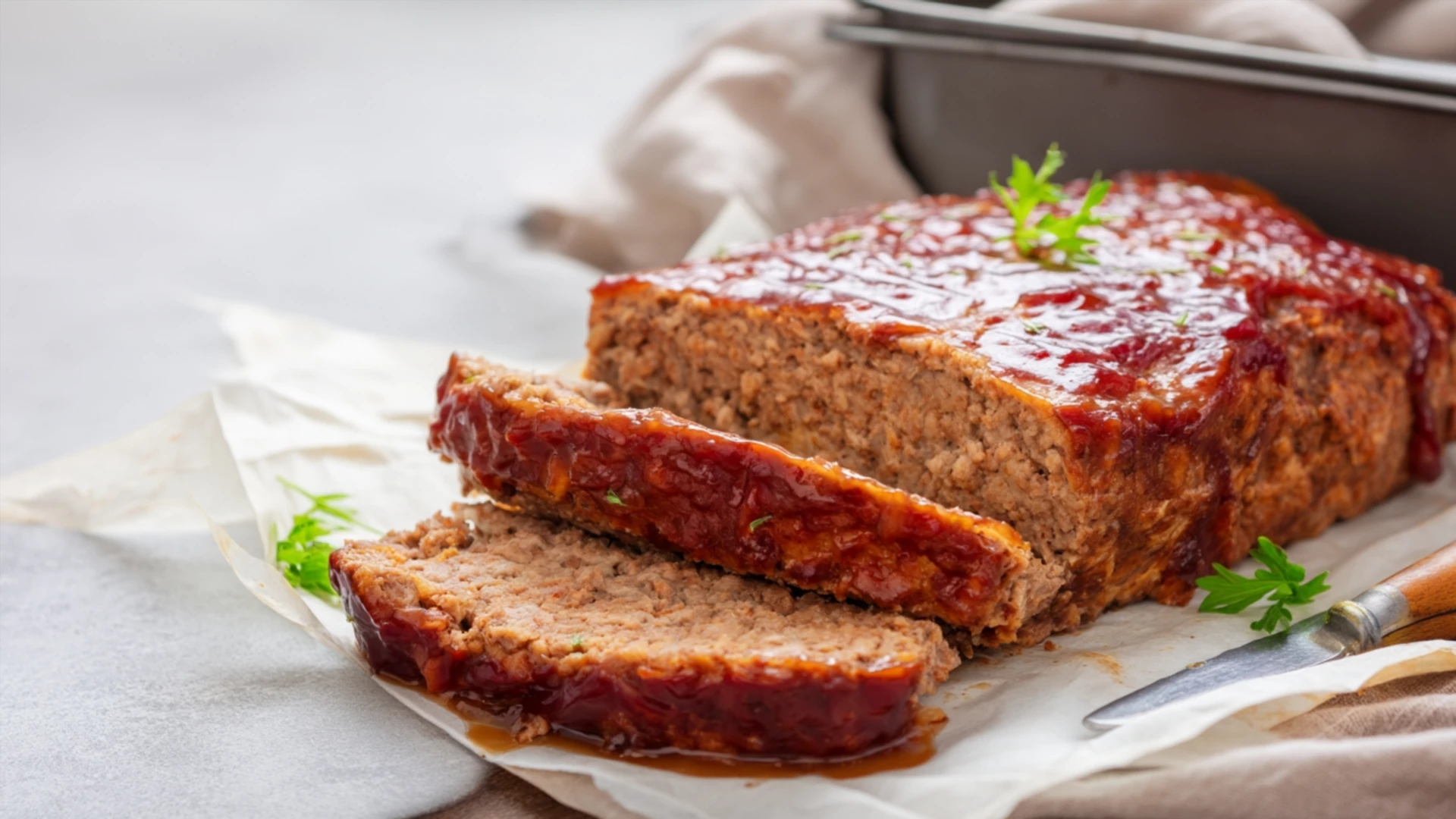 Фото блюда: Сочный мясной рулет в сусле с румяной корочкой