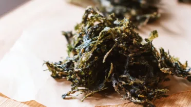 Фото рецепта Оладьи из морской капусты с нежной серединой и хрустящей корочкой