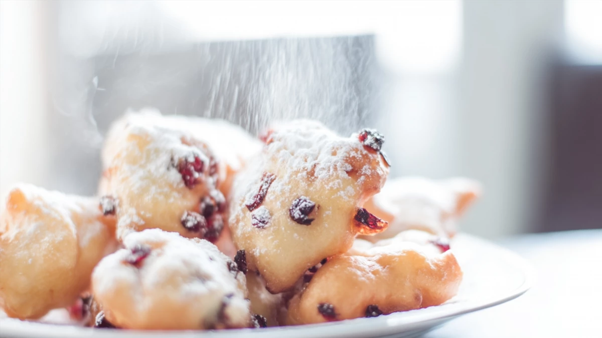 Фото блюда: Оладьи с черной смородиной — воздушные и ароматные