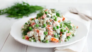 Фото рецепта Праздничный оливье с нежной текстурой и ярким вкусом