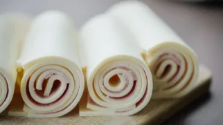 Фото рецепта: Омлет ролл с бастурмой для быстрого сытного завтрака