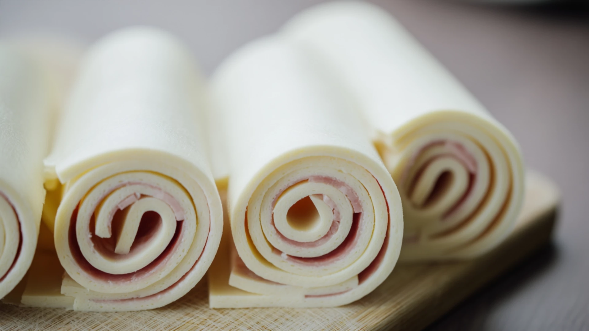 Фото блюда: Омлет ролл с бастурмой для быстрого сытного завтрака