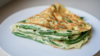 Фото рецепта: Омлет с чабером и зеленой фасолью который удивит нежностью