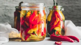 Фото рецепта: Острые маринованные перцы в ароматном яблочном уксусе