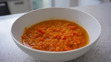 Фото блюда: Острый суп с красной чечевицей и томатами – Рецепт с калорийностью