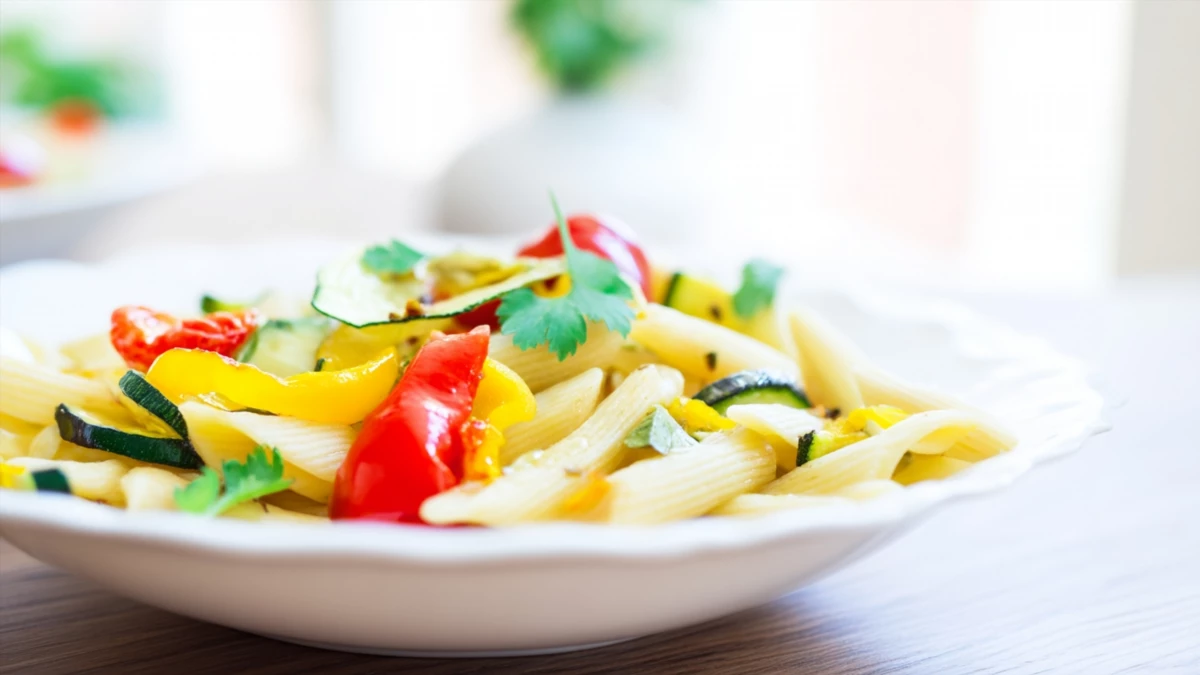 Фото блюда: Яркая овощная паста с цукини и перцем для легкого обеда