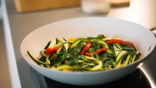 Фото рецепта: Яркое овощное соте с папоротником и цукини