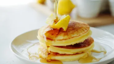 Фото рецепта Панкейки с рикоттой и лимоном: пышные, нежные и ароматные