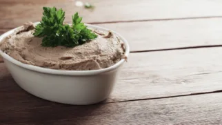 Фото рецепта: Нежный паштет из куриной печени с петрушкой для домашнего стола