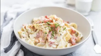 Фото рецепта: Паста с беконом и сливками с нежным ароматом лукового порошка