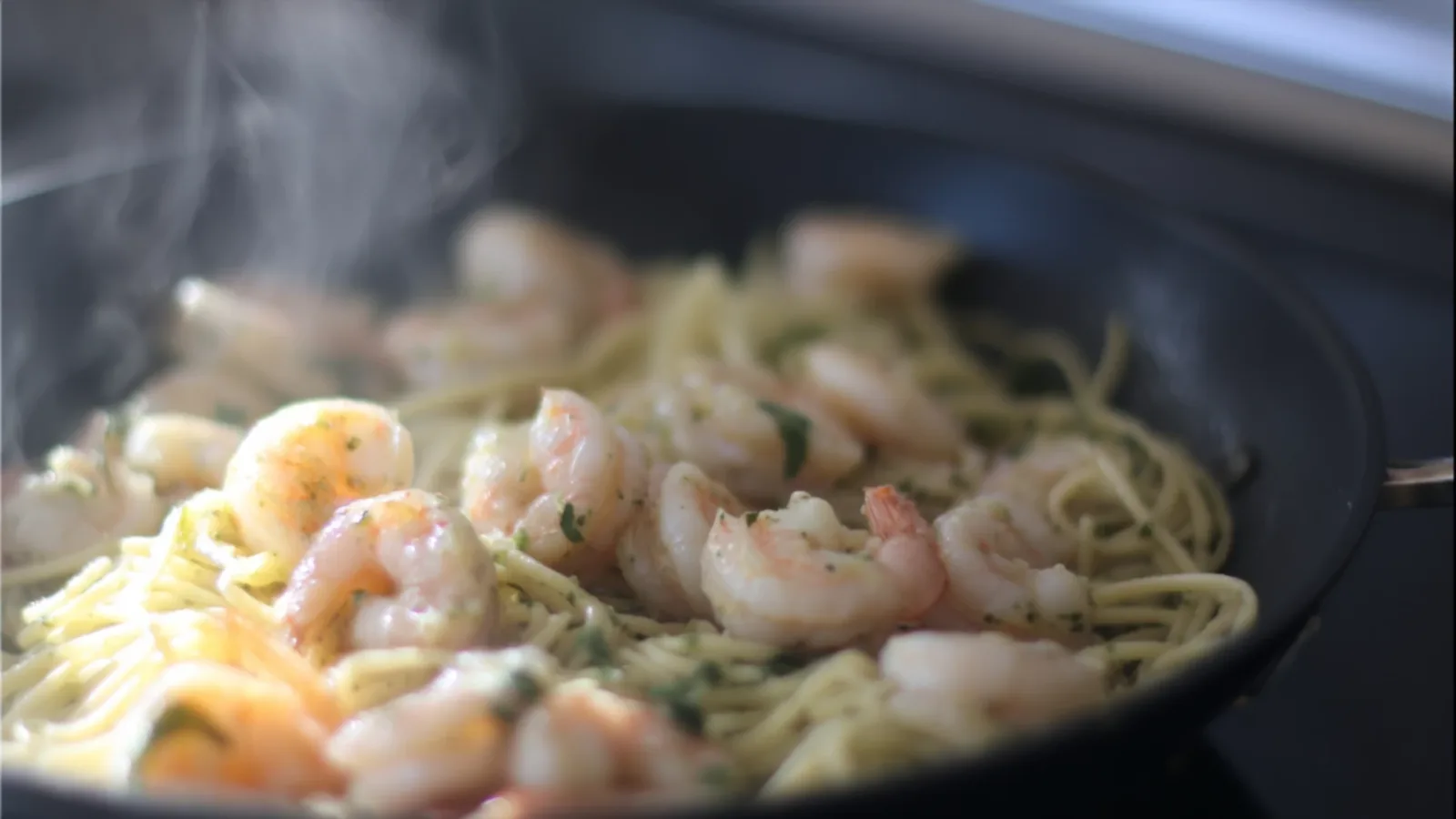 Фото блюда: Паста с креветками и базиликом: лёгкость и аромат в каждой порции