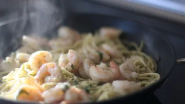 Фото рецепта Паста с креветками и базиликом: лёгкость и аромат в каждой порции