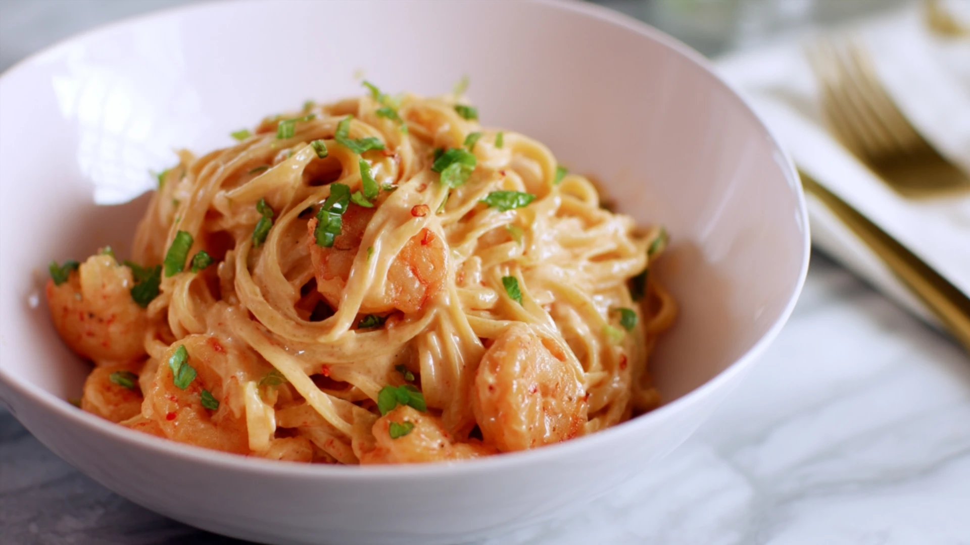 Фото блюда: Нежная паста с креветками в остром соусе шрирача