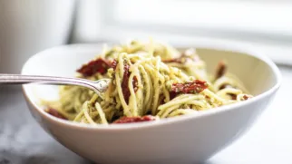 Фото рецепта: Паста с песто и вялеными томатами с ярким средиземноморским вкусом